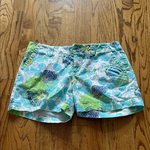 Lilly Pulitzer Pants - Lilly Pulitzer Palm Beach Fit shorts size 4 EUC